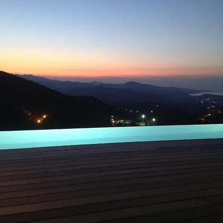 Avec Piscine A Debordement Et Vue Villa