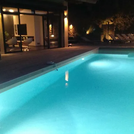 Avec Piscine A Debordement Et Vue *