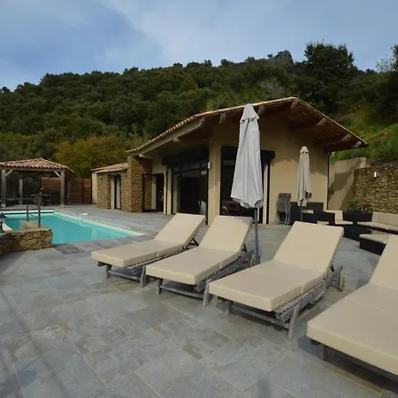 Villa Avec Piscine A Debordement Et Vue