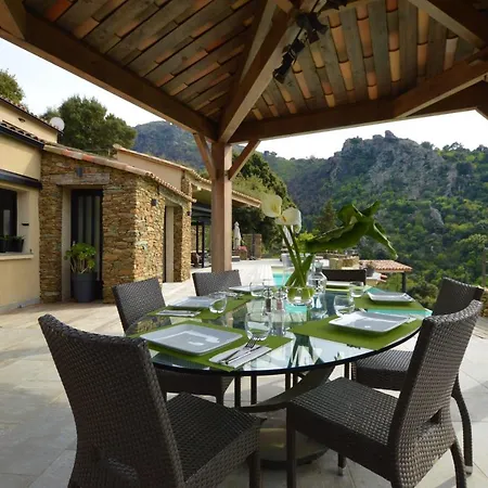 Villa Avec Piscine A Debordement Et Vue
