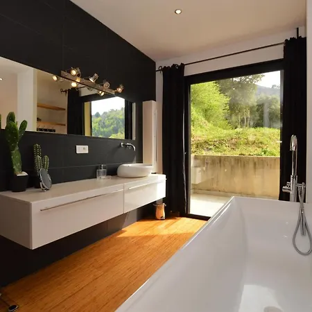 Villa Avec Piscine A Debordement Et Vue *