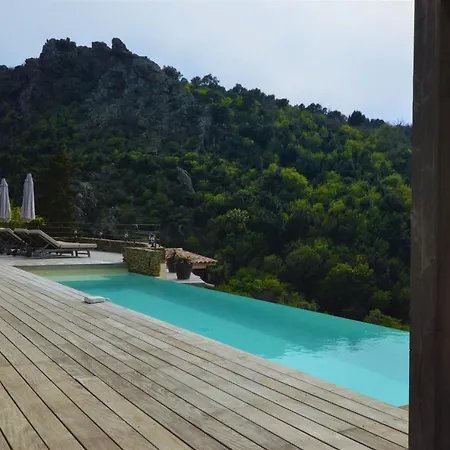 Avec Piscine A Debordement Et Vue
