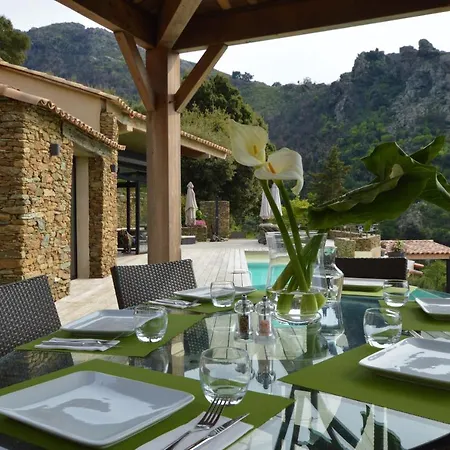 Avec Piscine A Debordement Et Vue Villa