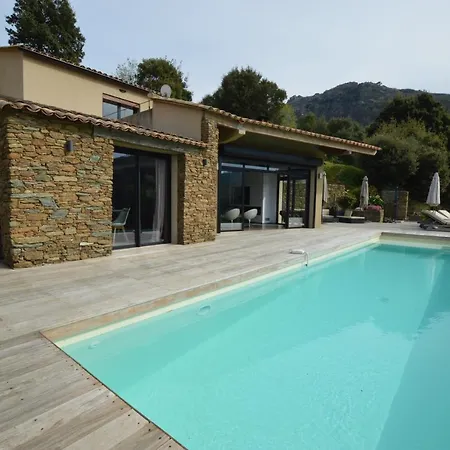 Avec Piscine A Debordement Et Vue Villa *